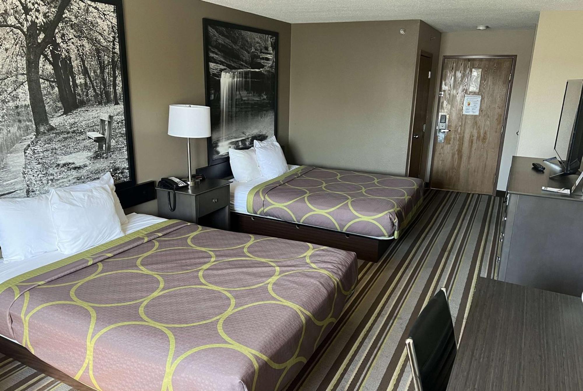 Super 8 By Wyndham Yorkville מראה חיצוני תמונה